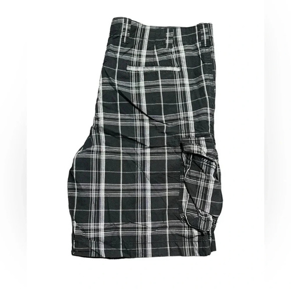True Nation Mens plaid black and white cargo shorts. Size 44. - Picture 3 of 5